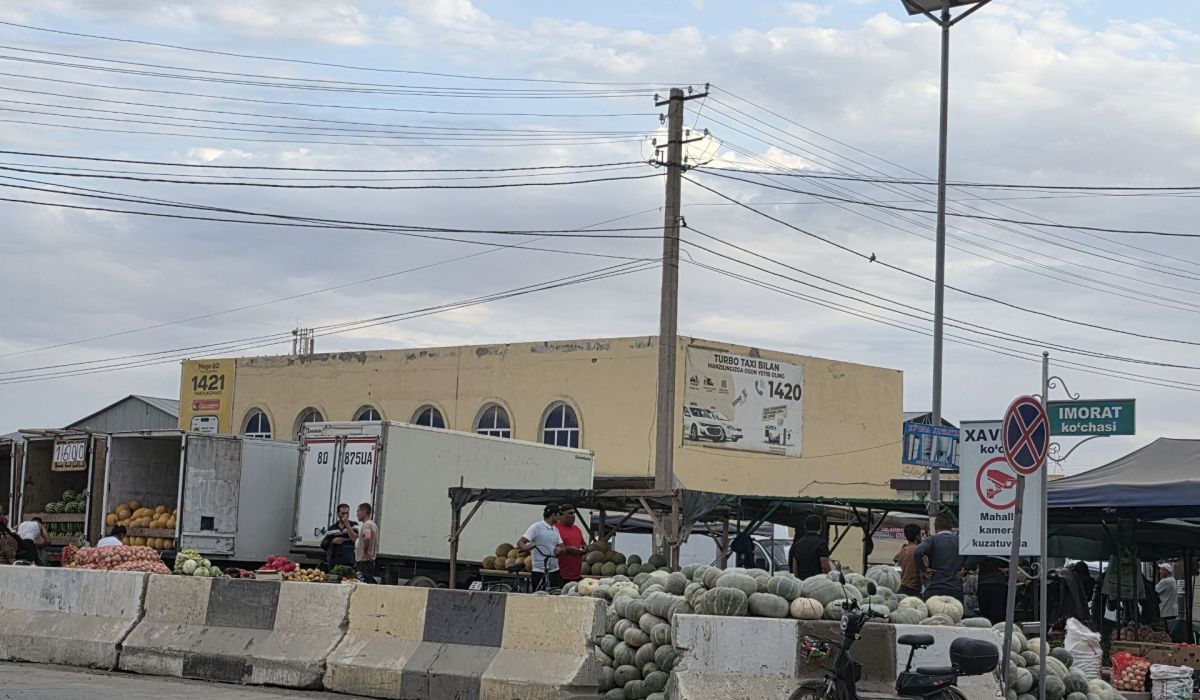 Kutilmagan “yangilik”: Xonqa dehqon bozorida yo‘l qatnov qismi qisman nega to‘silyapti?