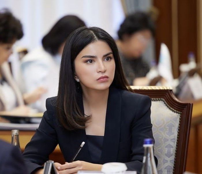 Oʼqituvchilarni xuddi yigirma yil oldingi kabi yana xonadonlarni aylanib chiqishga va oʼquvchilar roʼyxatini tuzishga majbur qilishayotgani haqida eshitib, juda xafa boʼldim.