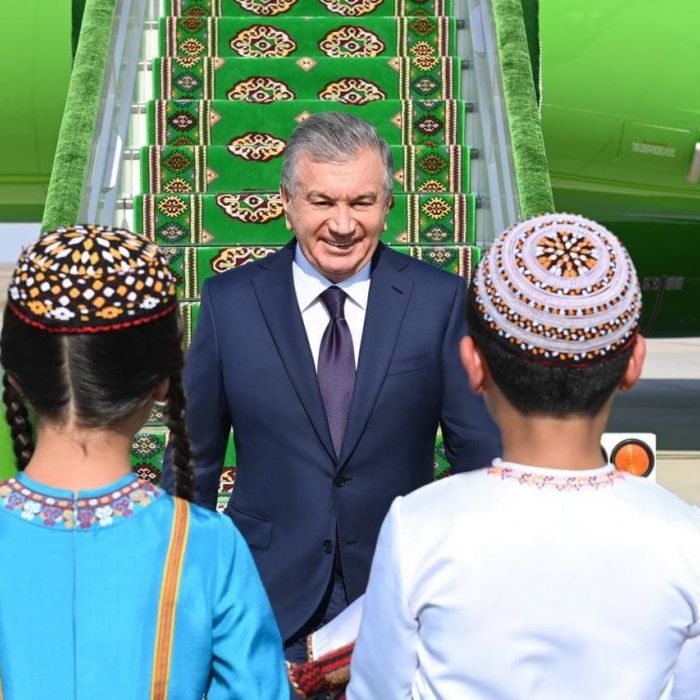 Ўзбекистон Президенти Туркманистонга келди