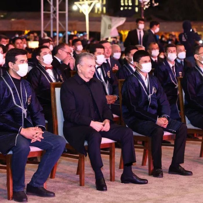 Заковатнинг 20 йиллиги муносабати билан бошловчи ва гранд финал ғолиби бўлган Хоразмликларни давлат мукофоти билан тақдирлади.